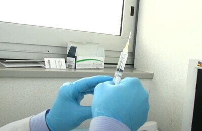 Проведение кодирования Вивитролом в Семёнове Шприц с Вивитролом в руках у врача